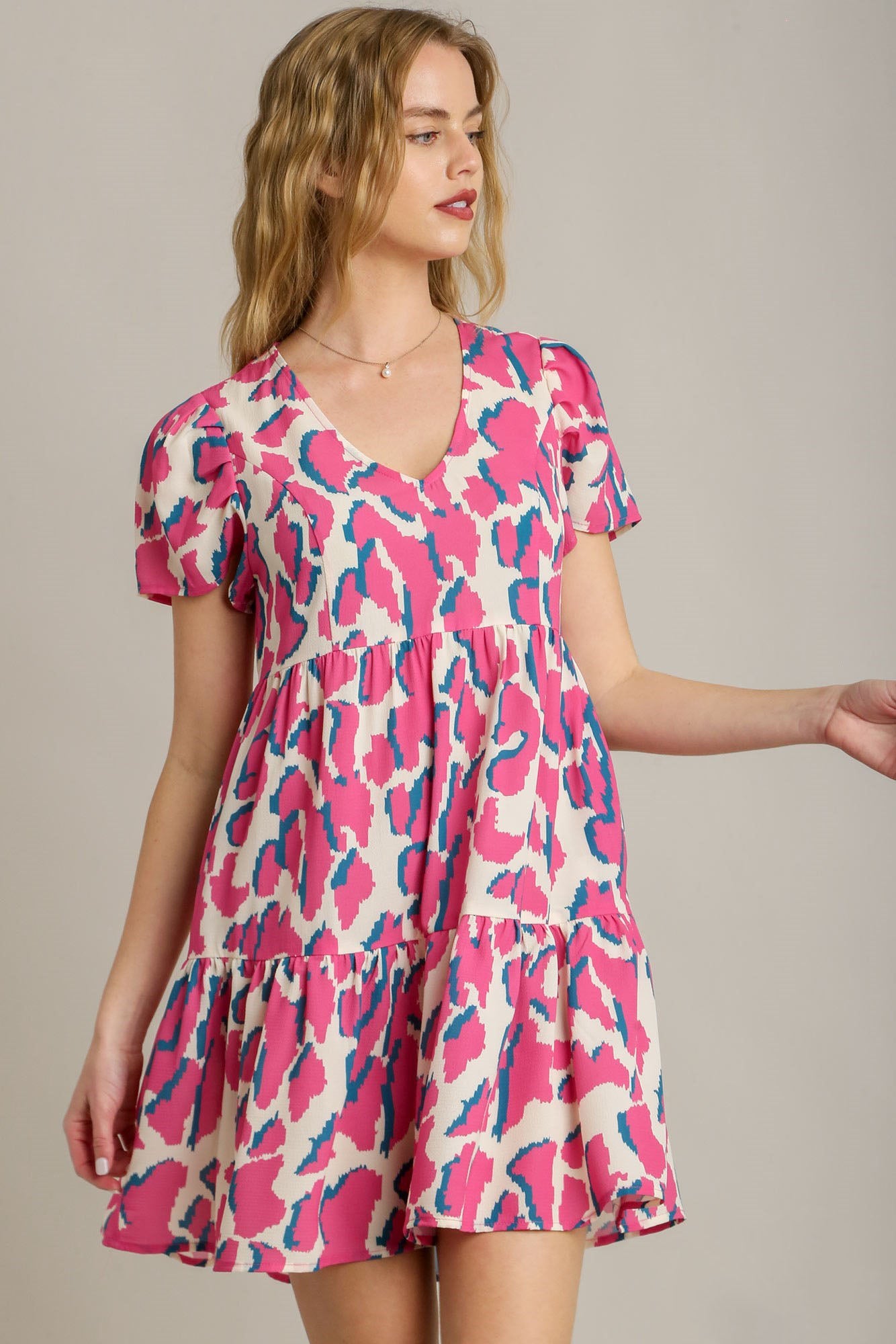 Umgee Full Size Abstract Print Pleat Detail Short Sleeve V-Neck Tiered Dress Plus Size CREAMMIX Casual Dresses